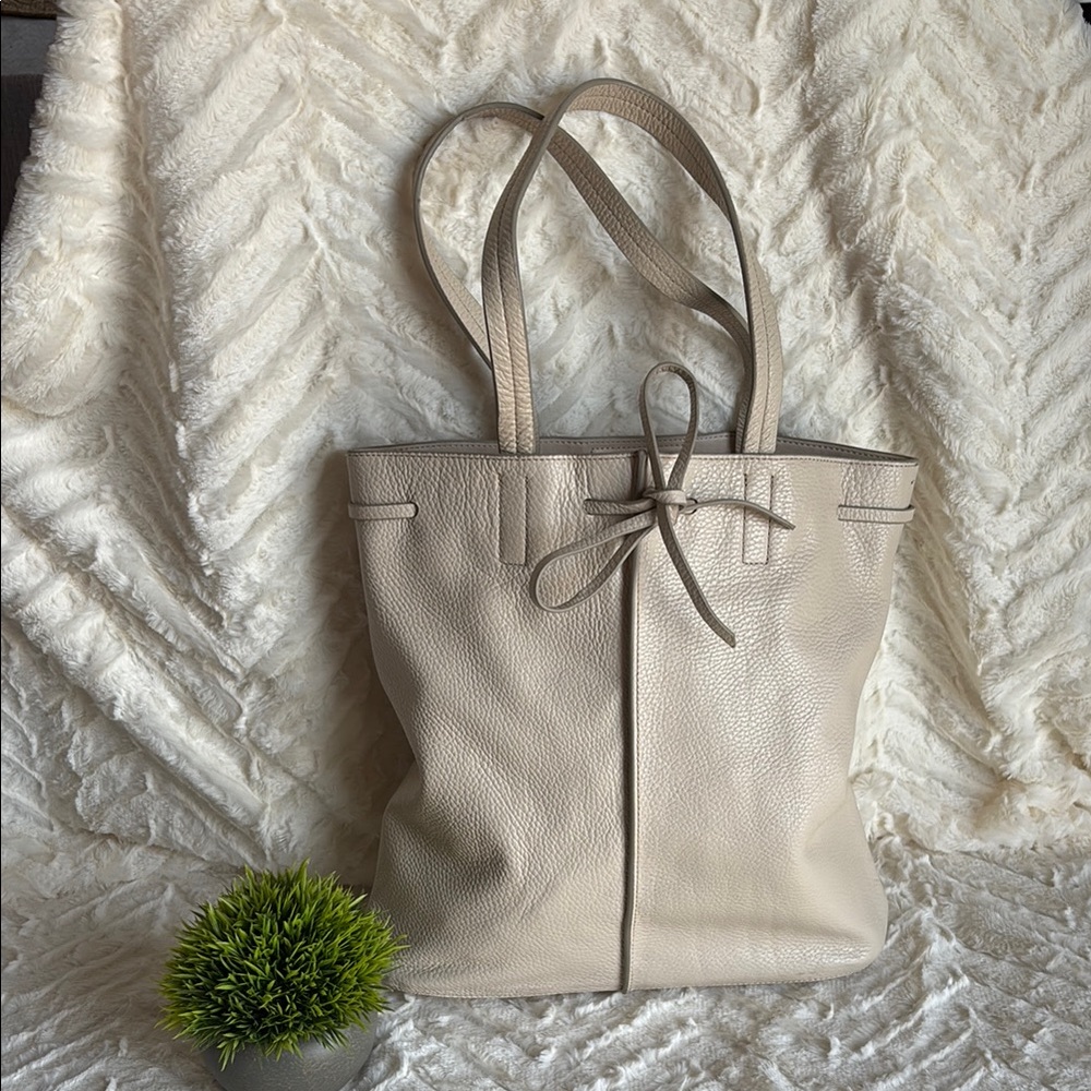Banana Republic Cream Tote Bag with Sleek Design